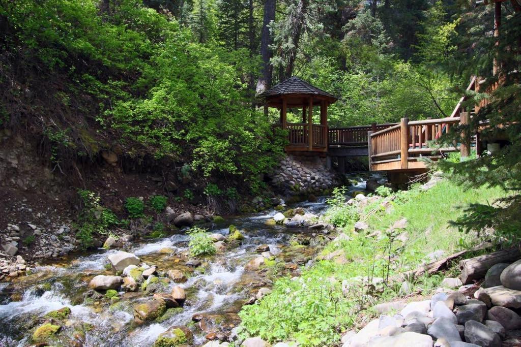 Log Cabin On The Stream Sundance, Utah Kültér fotó